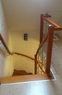 Stufen und Geländer für Eisentreppe, Steigungsgeländer mit Edelstahlquerstreben, Handlauf an der Wandseite, Buche gebeizt